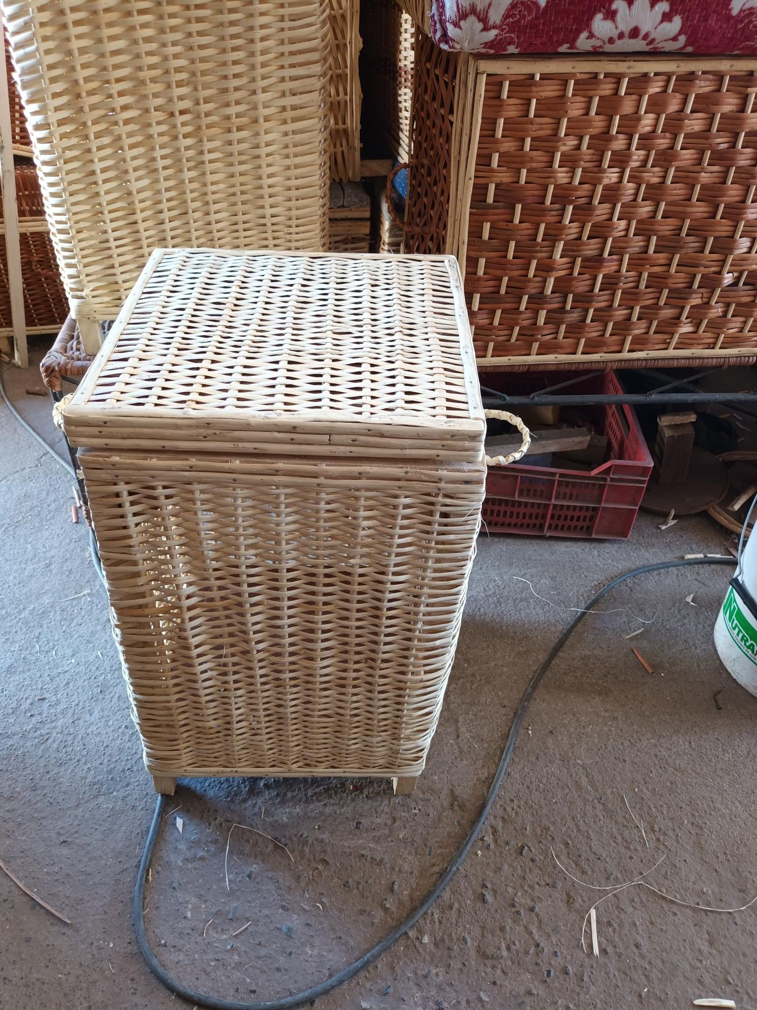 Baúl cambucho de mimbre pequeño para ropa sucia o juguetes - Imagen 4